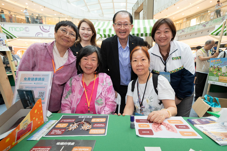 Guests visited booths to show the support to smoking cessation service partners.
